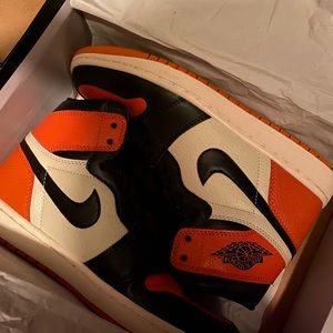 jordan 1 size 8.5  shattered backboard(box beaten)